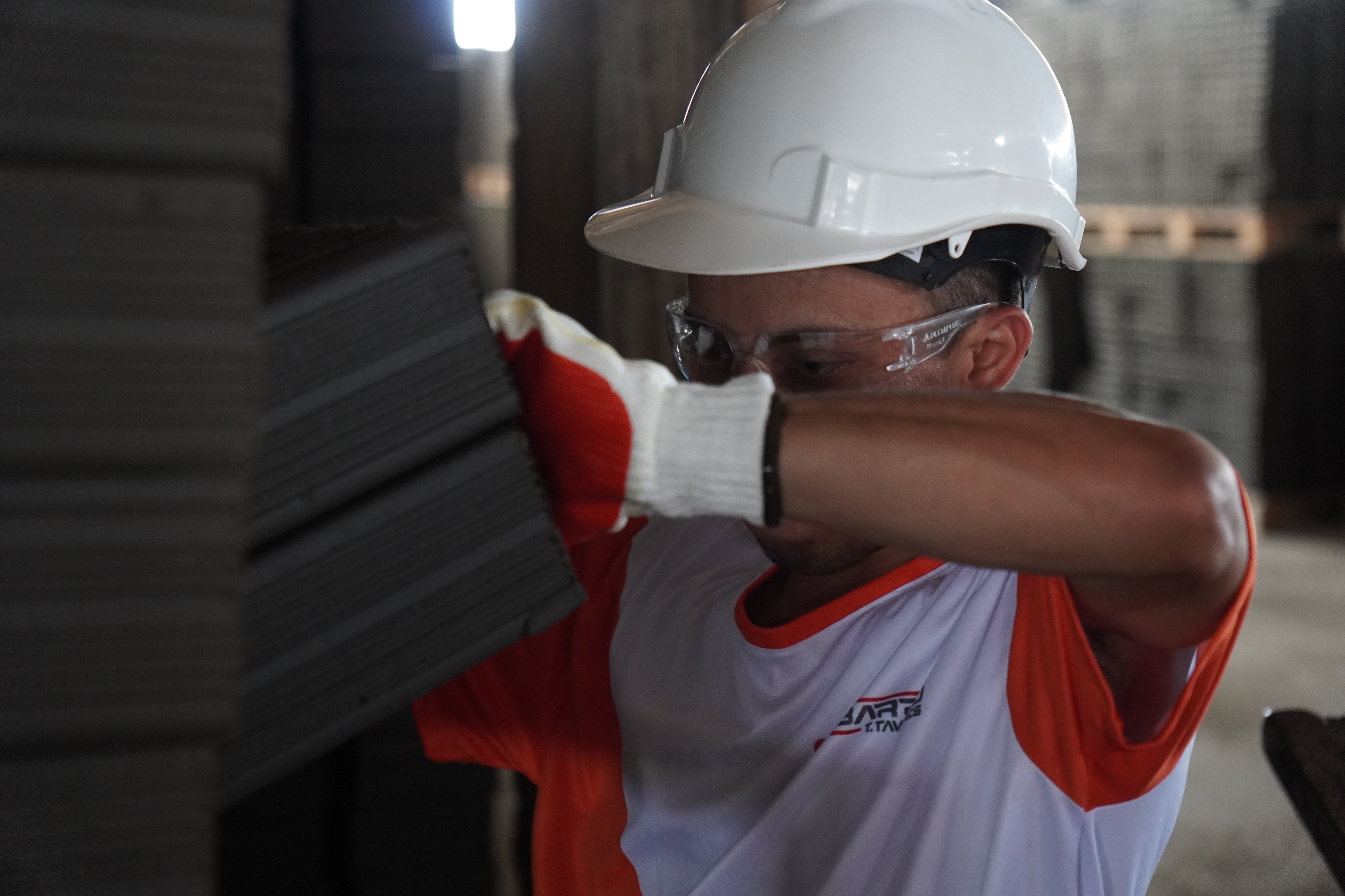 Trabalhador na produção cerâmica